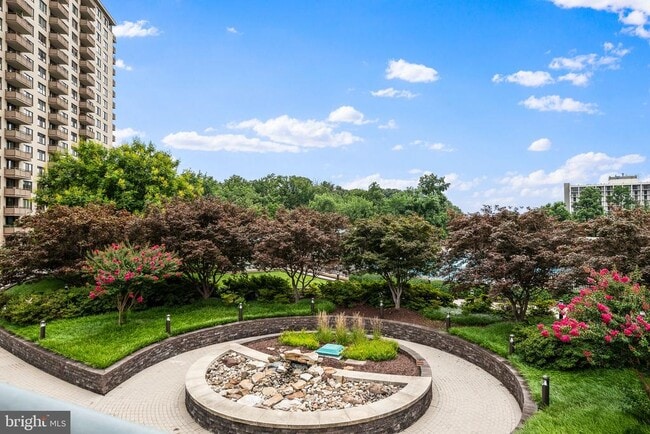 Foto del edificio - 5225 Pooks Hill Rd