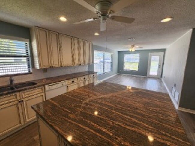 Building Photo - Beachside 3/2/1 Spacious Home