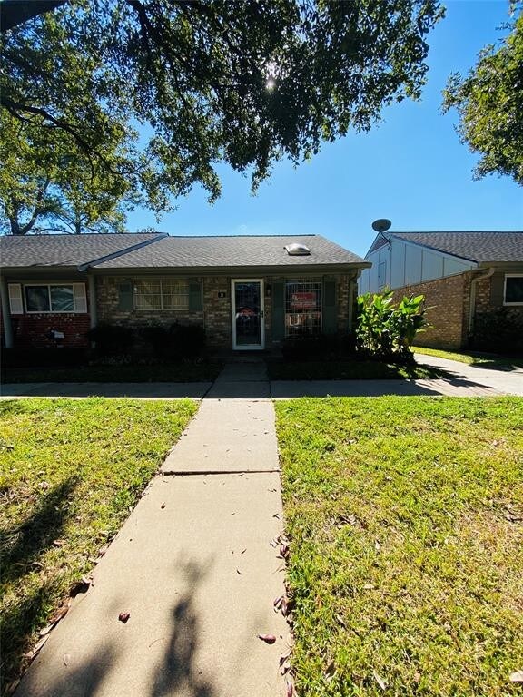 Building Photo - 1015 E Tri Oaks Ln