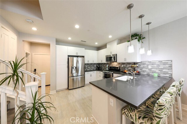 Building Photo - 18 Fenix St