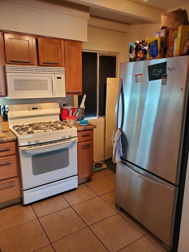GREAT KITCHEN W GAS RANGE - 1101 E Bethany Home Rd