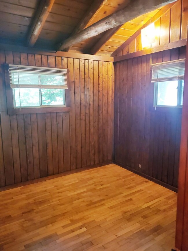 Building Photo - Cozy Cabin in Lake Naomi with Wood texture...