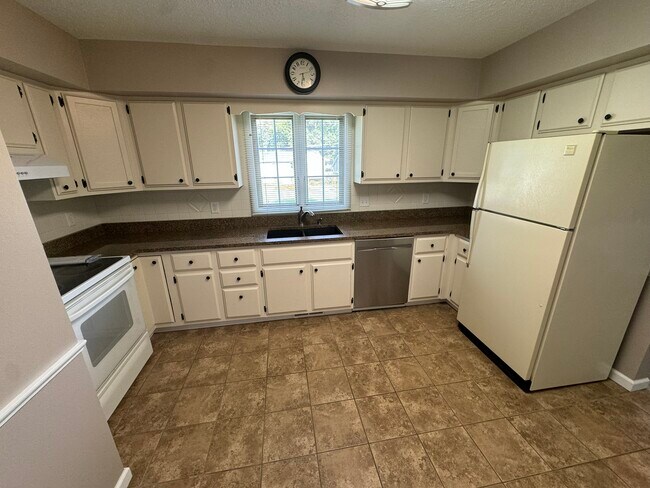 Building Photo - 1715 Valley Vista Dr