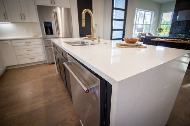 Photo - 5 Bedroom Modern Architectural Beauty House