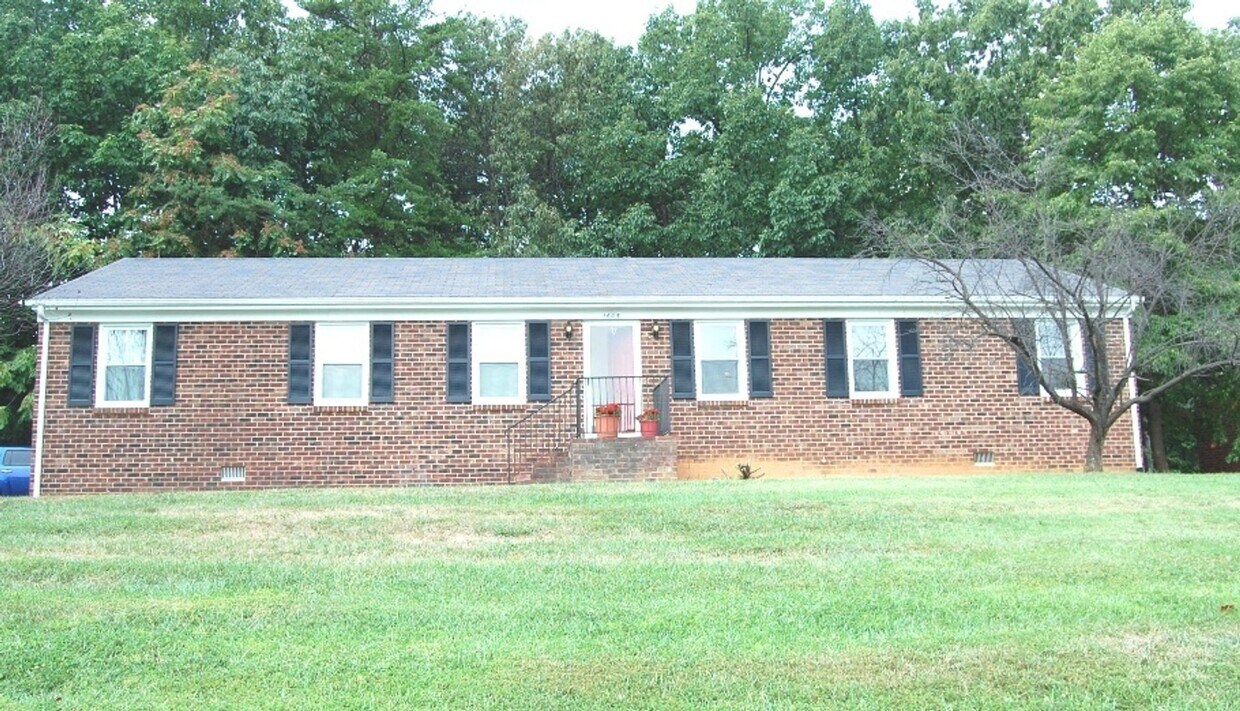 Foto principal - 1605-B Wards Ferry - 2br duplex on Wards F...