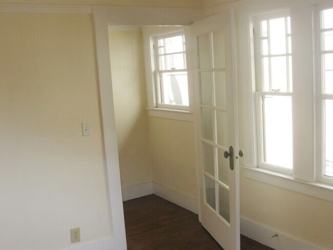 Building Photo - Spacious 1 bedroom apartment, located in t...