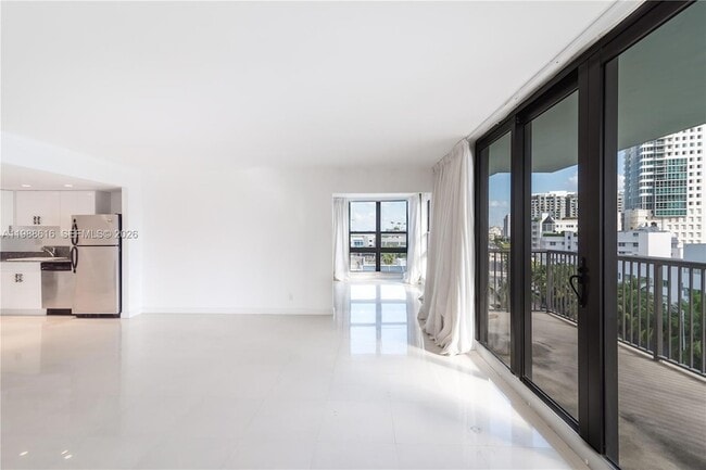 Building Photo - 1800 Collins Ave