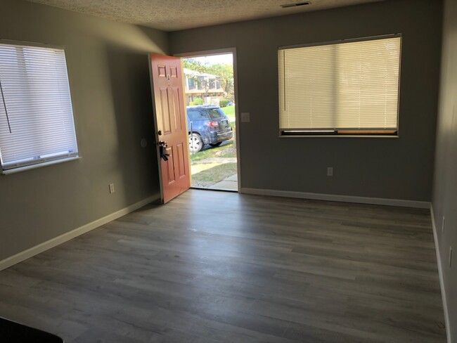 Foto del edificio - 618 Pebble Place Dr
