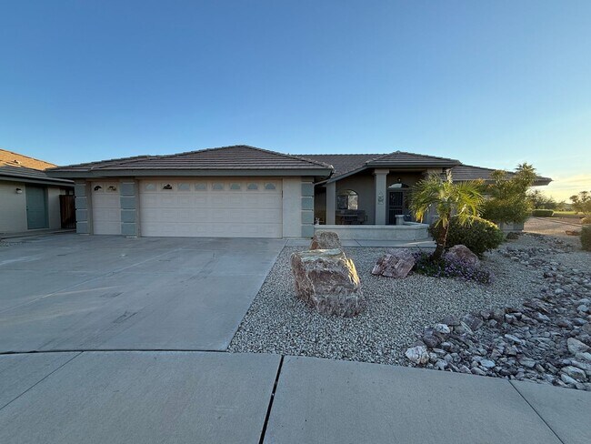 Foto del edificio - SUNLAND SPRINGS 55+ CORNER LOT 3 BEDROOM 2 BATHROOM FULLY FURNISHED HOME