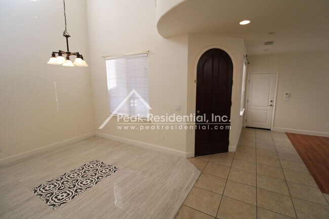 Building Photo - Spacious Sun Park Village 5bd/3ba Home wit...