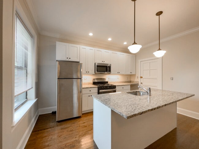 Building Photo - 1364 E 52nd St