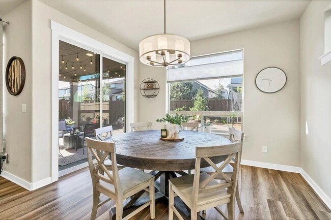 Building Photo - Stunning home with awesome amenities in Th...