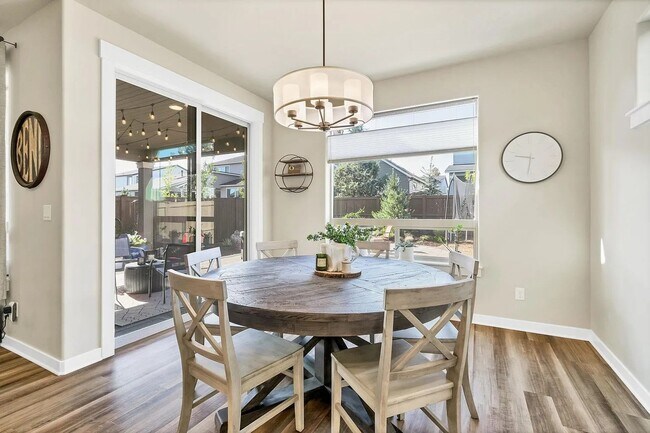 Foto del edificio - Stunning home with awesome amenities in Th...