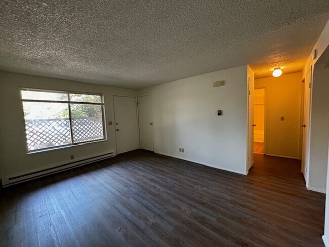 Building Photo - Happy Valley 2 Bedroom Updated Unit Close to WWU and Fairhaven