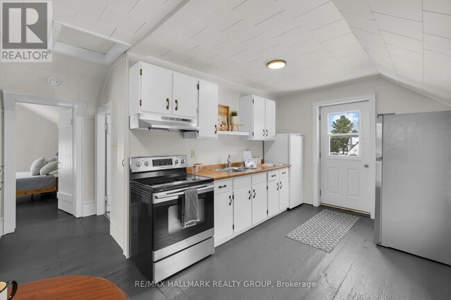 Building Photo - 10 Wellington St E