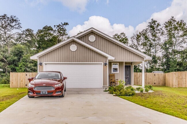 Building Photo - "Charming 3-Bed Home with Air conditioned ...