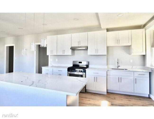 Building Photo - 4 br, 1.5 bath House - 103 Homestead St Apt 2