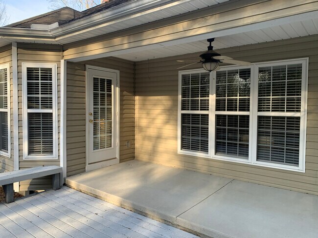 Foto del edificio - 220 Buck Point Ct