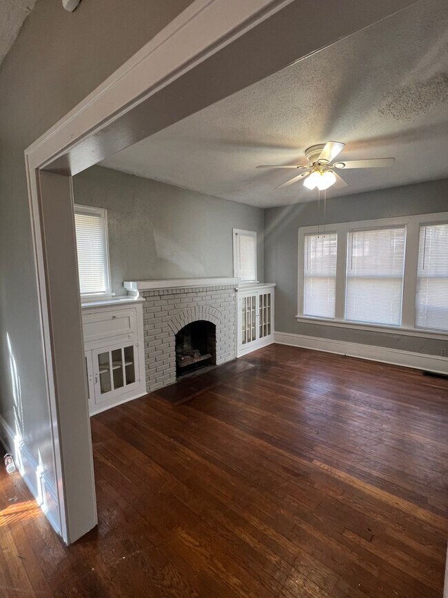 Foto del edificio - Classic Brick bungalow in the Heart of Bristol Virginia. Property has been freshly painted and is...