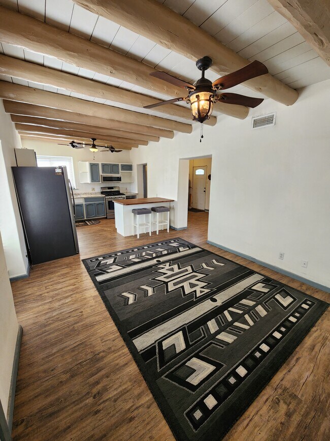 Sala de estar / Cocina - 460 S Bosque Loop