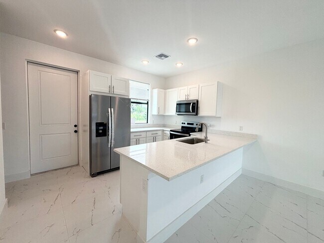 Building Photo - 4400/4402 Golfview Blvd