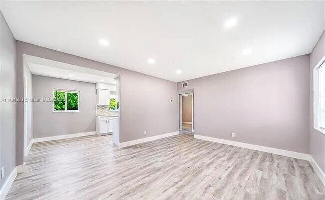 Building Photo - 943 NW 11th Ct