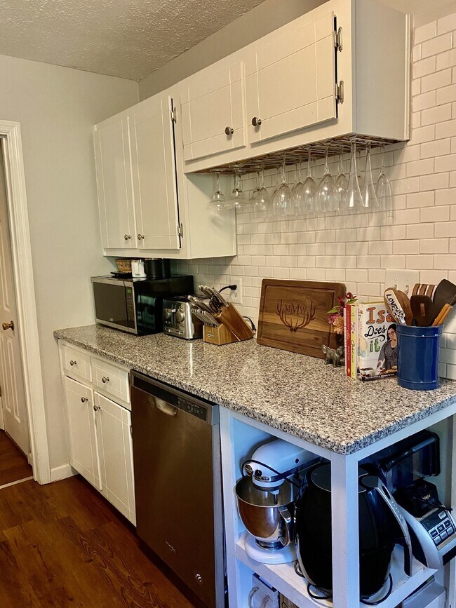 Building Photo - East Nashville Cottage!