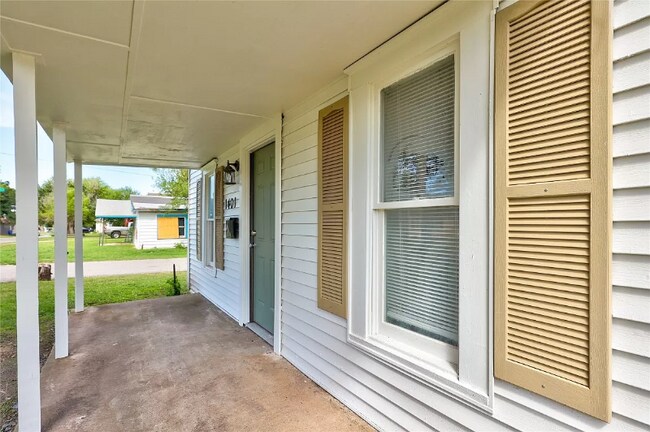 Building Photo - 1401 S Dille Ave