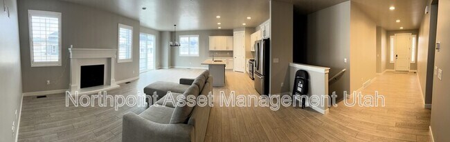 Foto del edificio - 3880 Safflower Dr