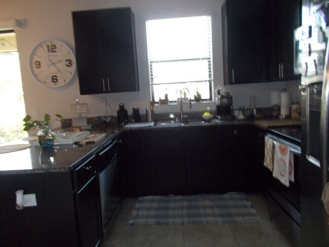 Building Photo - 2406 Seven Oaks Dr