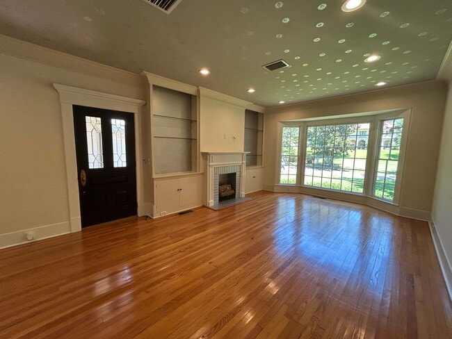 Building Photo - Gorgeous South Highlands 3 Bedroom Home