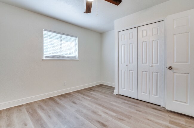 Foto del edificio - 5913 Maple Ln