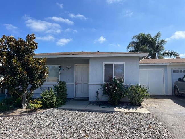 Foto del edificio - 2BR/1BA Duplex in Oceanside! Pet Friendly!...