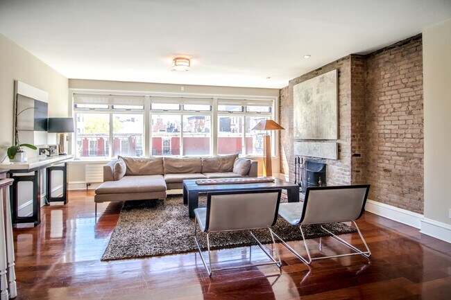 Foto del edificio - West Village Landmark Townhouse For Rent