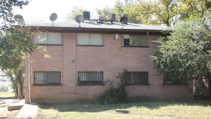 Primary Photo - 2823 Holmes St