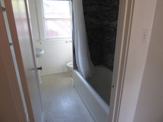 BATH - 879 Villa Ave