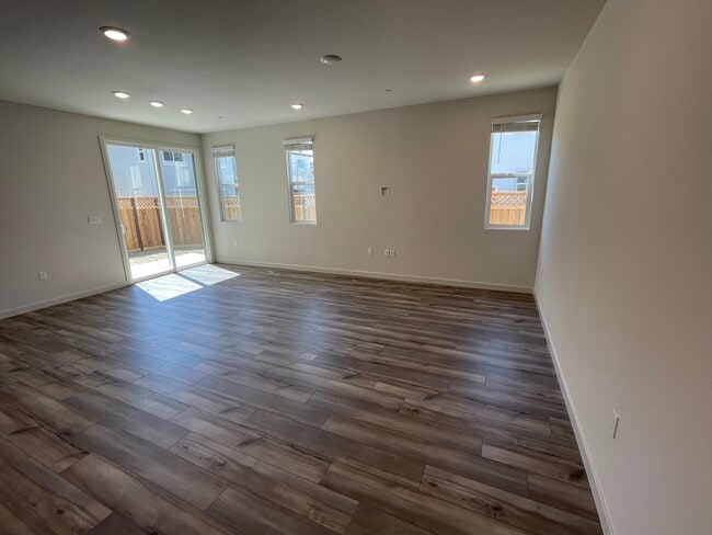 Sala de estar y comedor - 677 Barrett Lake Rd