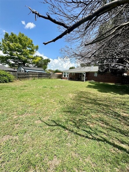 Building Photo - 6524 Blue Grass Dr