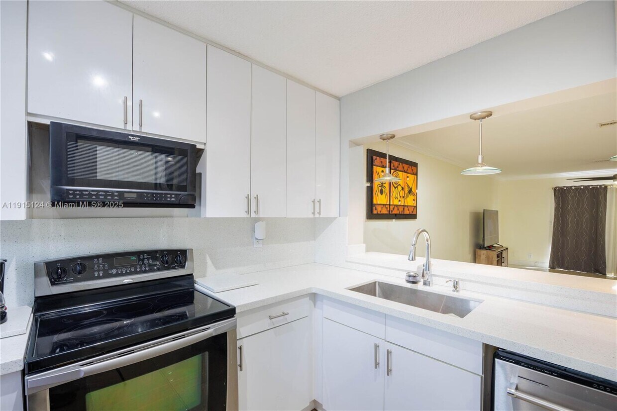 Foto principal - 8325 Fairway Rd