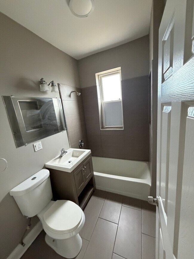 Foto del edificio - 3534 W Diversey Ave