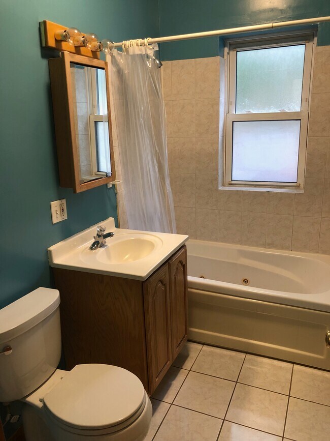 Bathroom - 4609 N Spaulding Ave