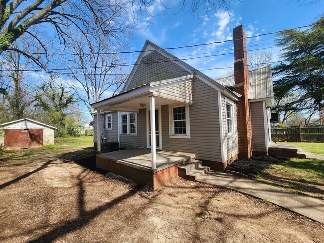 Foto del edificio - Now Available!