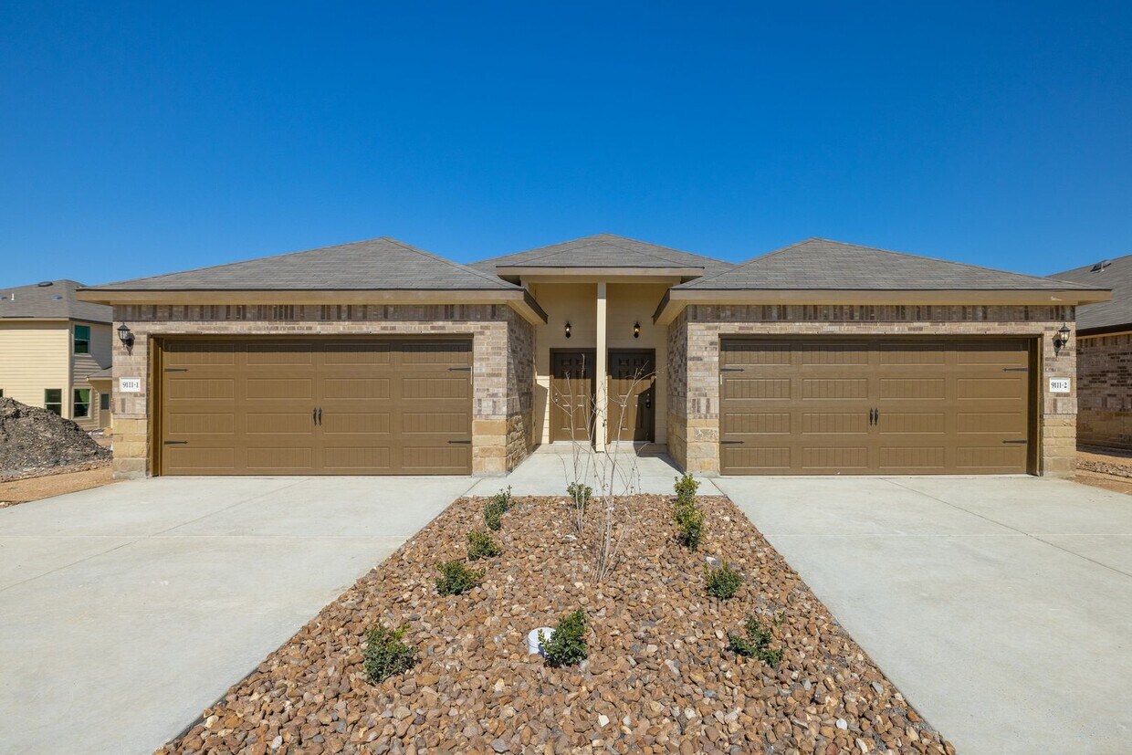 Primary Photo - GORGEOUS 3 BEDROOM DUPLEX LOCATED IN CONVE...