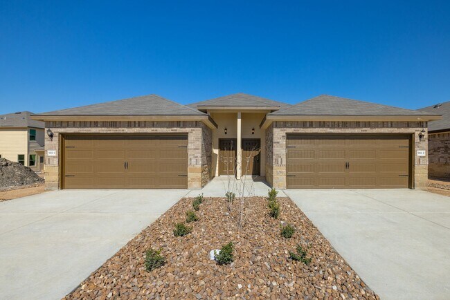 Building Photo - AVAILABLE NOW! GORGEOUS 3 BEDROOM DUPLEX LOCATED IN CONVERSE, TX!