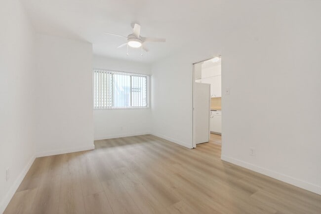 Building Photo - 744 S.Windsor Blvd. - just south of Wilshi...