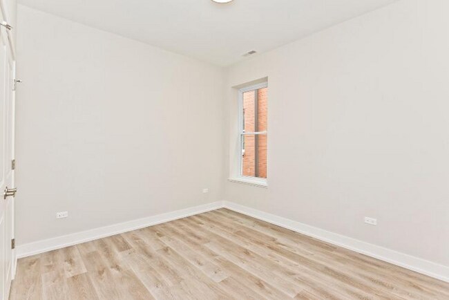 Building Photo - 2725 N Ashland Ave