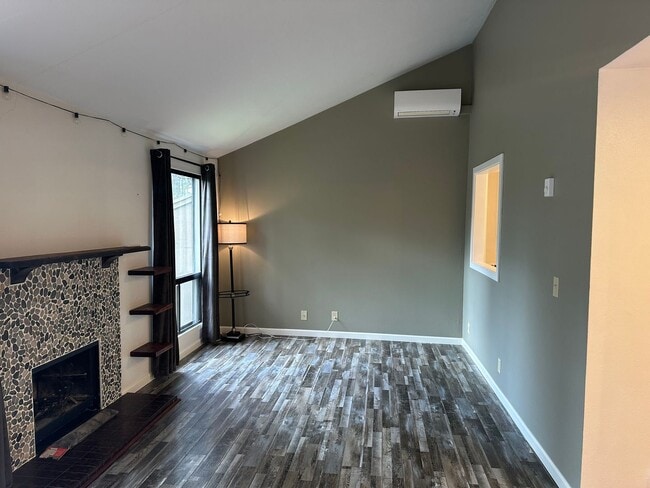 Building Photo - Updated 2 bedroom 1.5 bath condo!