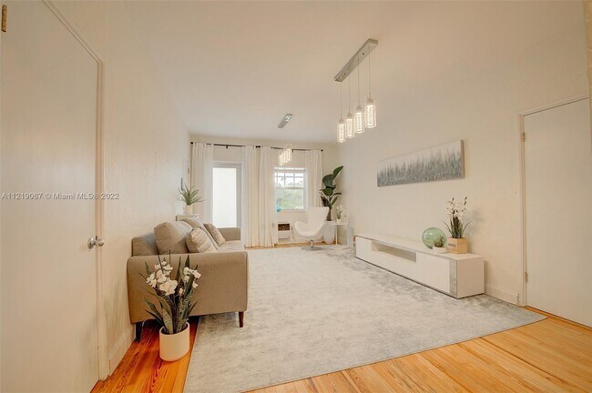 Building Photo - 2463 Pine Tree Dr