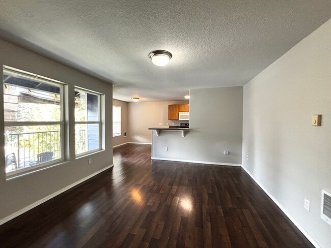 Building Photo - Modern Condo in Gresham near Glendoveer!