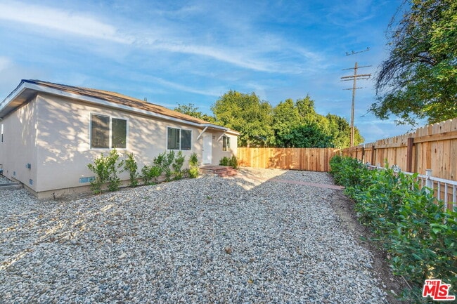 Foto del edificio - 17623 Burbank Blvd